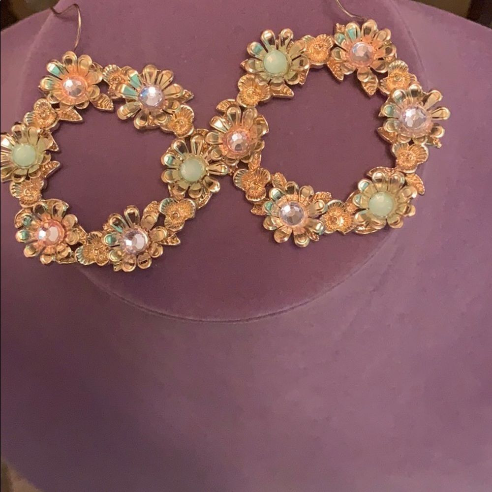 Gold round flower earrings